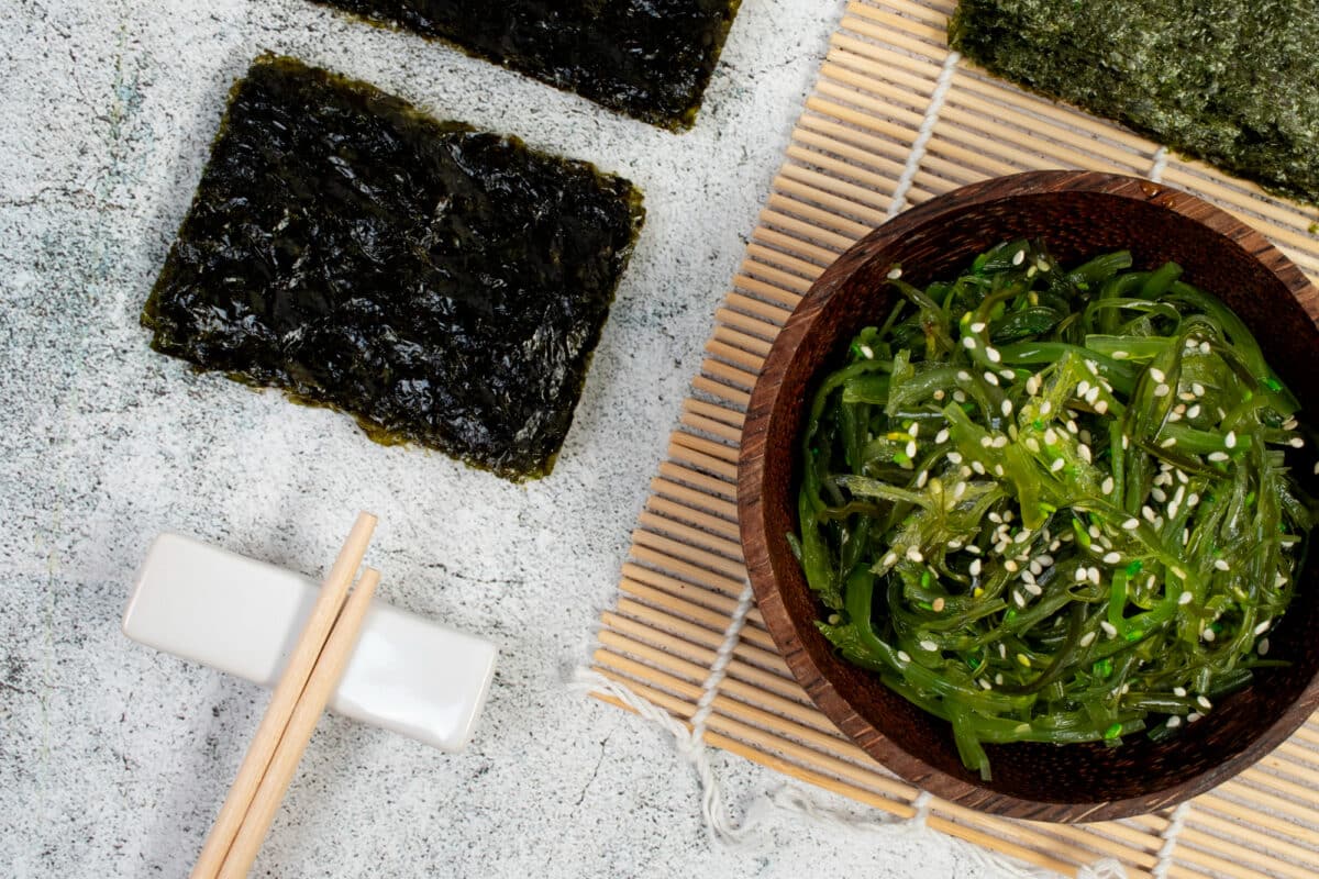 Les algues wakamé et Nori sont les plus connus en occident mais les qualités des autres algues imposent de les découvrir : kombu, dulse, laitue de mer,...