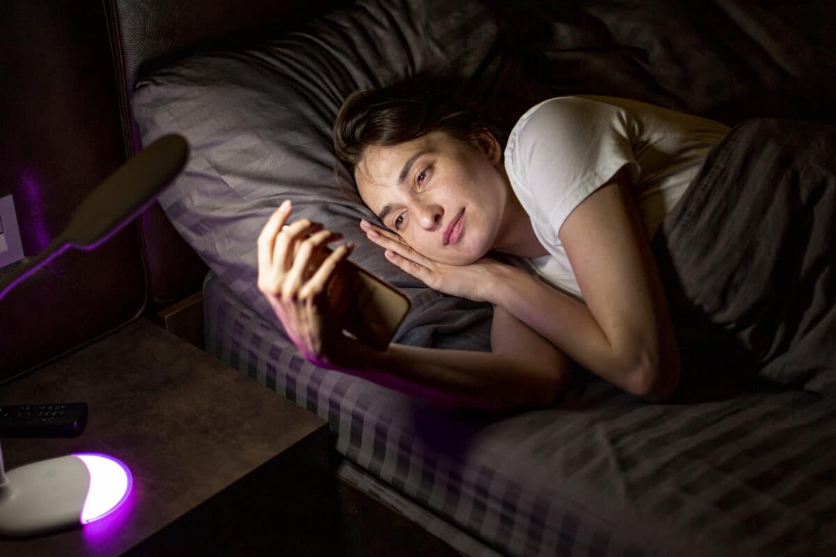 Consulter son smartphone avant le coucher est une mauvaise habitude qui peut se payer au prix cher.