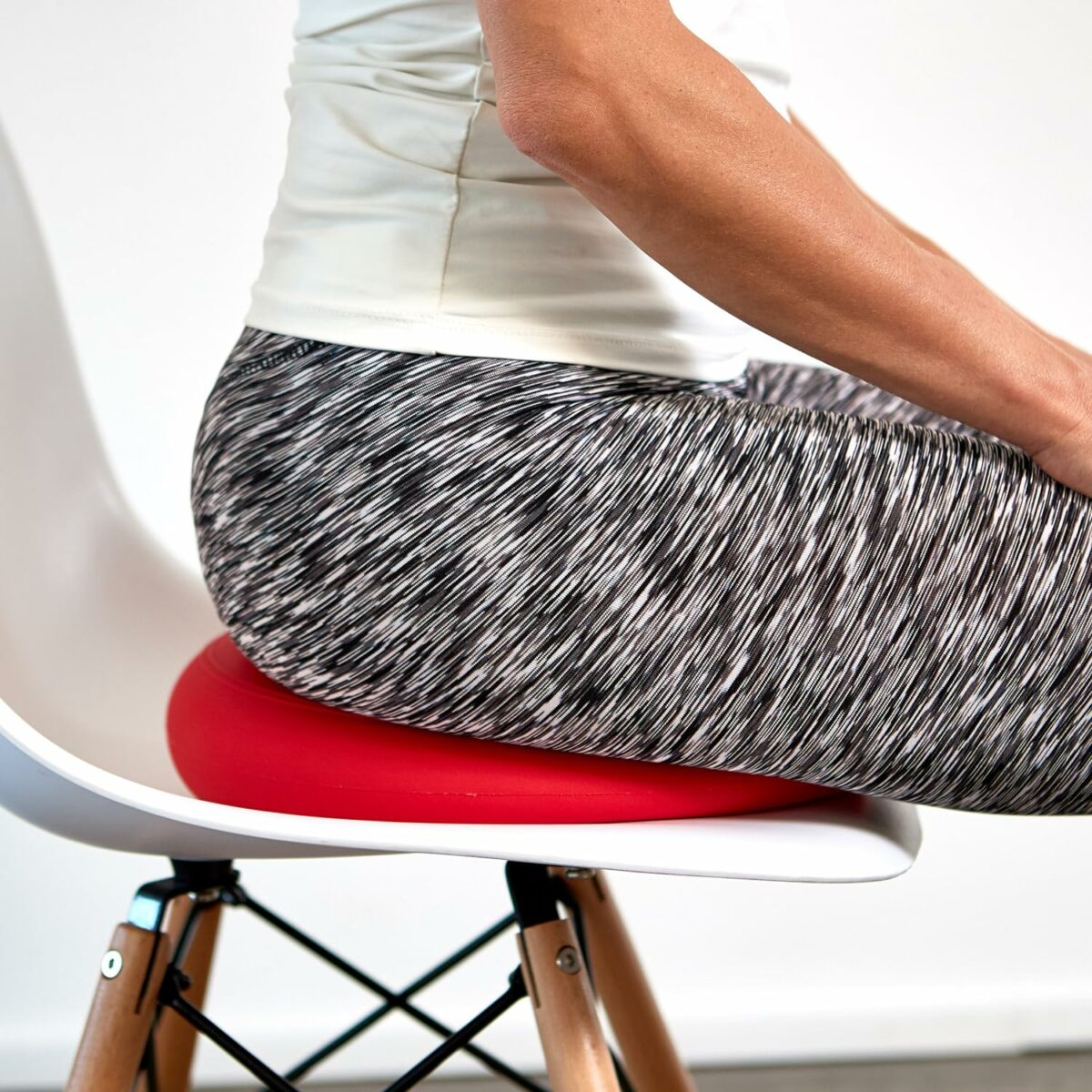 Photographie Amazon. Pour une expérience d'assise améliorée, tournez-vous vers les coussins d'équilibre sans picots, alliant confort et soutien postural
