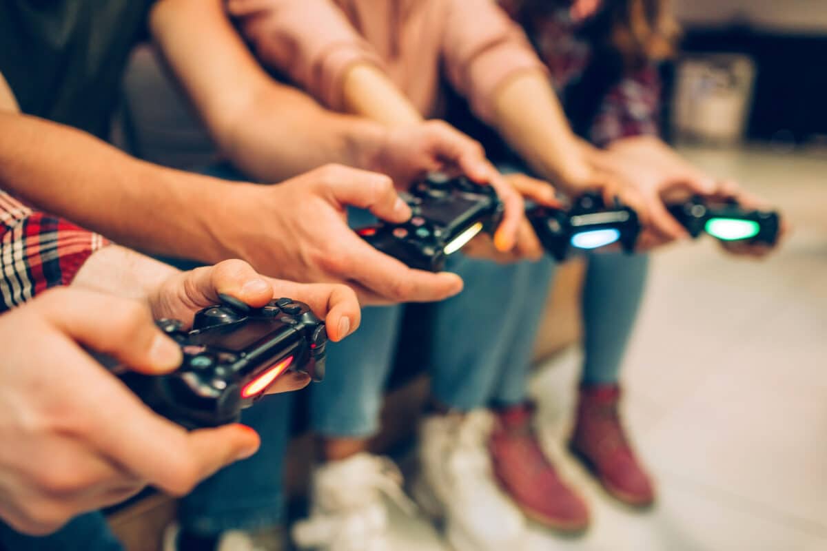 Jeunes et jeux vidéo : l'équilibre précaire entre sociabilisation virtuelle et réclusion digitale