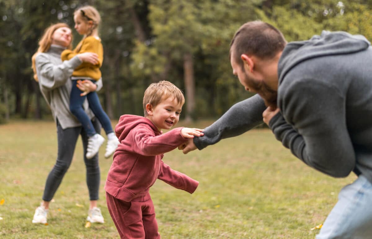 Retour aux sources de la connexion familiale : dans le coeur de la nature, un moment suspendu où parents et enfants renouent avec l'essence du jeu et du partage, loin des contraintes temporelles du quotidien