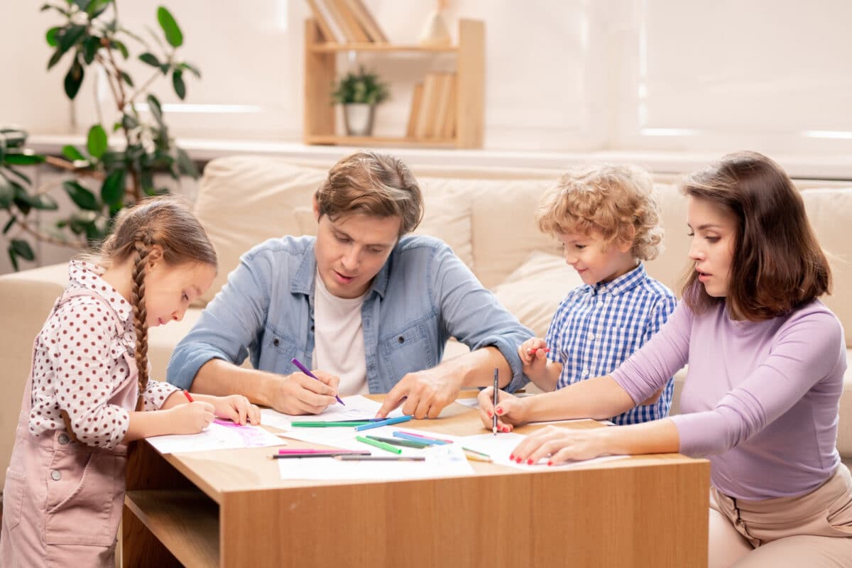 By coloring the reward systems together, the family creates a space for exchange that is conducive to everyone's acceptance of this new mode of interaction