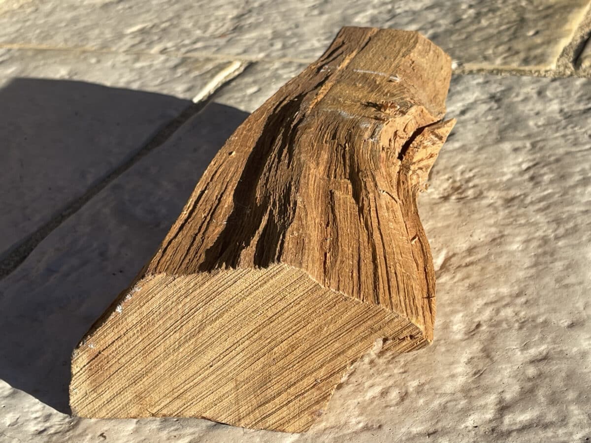 Un modèle de séchage réussi : Cette bûche illustre l'importance d'un bois correctement séché pour un chauffage efficace