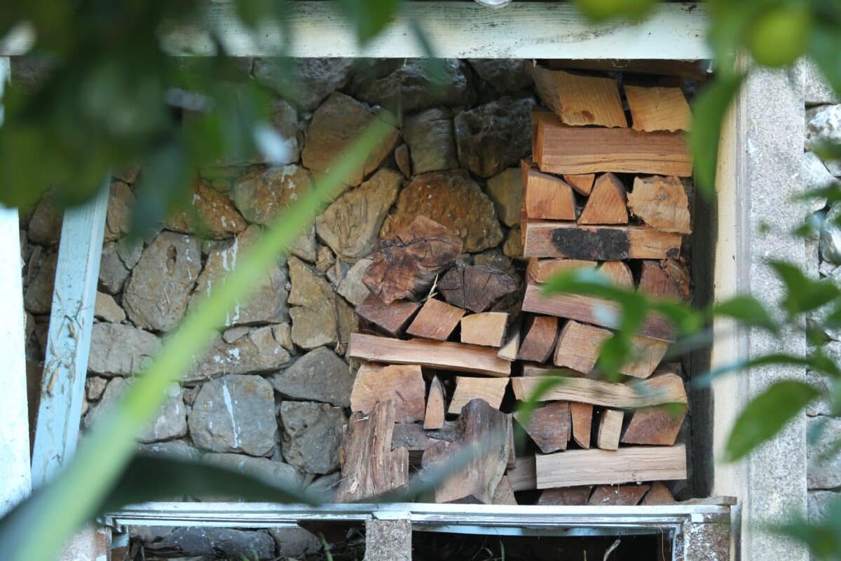 Un abri sur mesure, construit avec des matériaux de qualité, contribue à maintenir le bois sec et en bon état