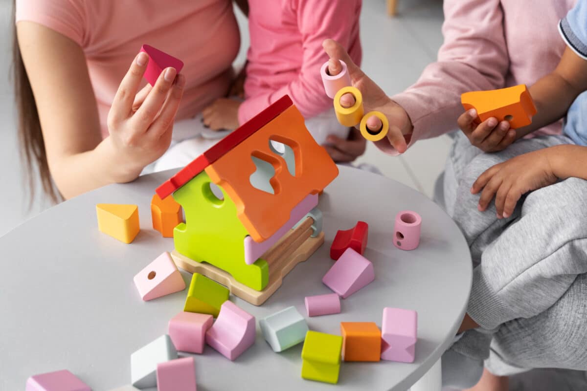 Les jouets Montessori poussent souvent à la coopération entre enfants, renforçant leurs compétences sociales.