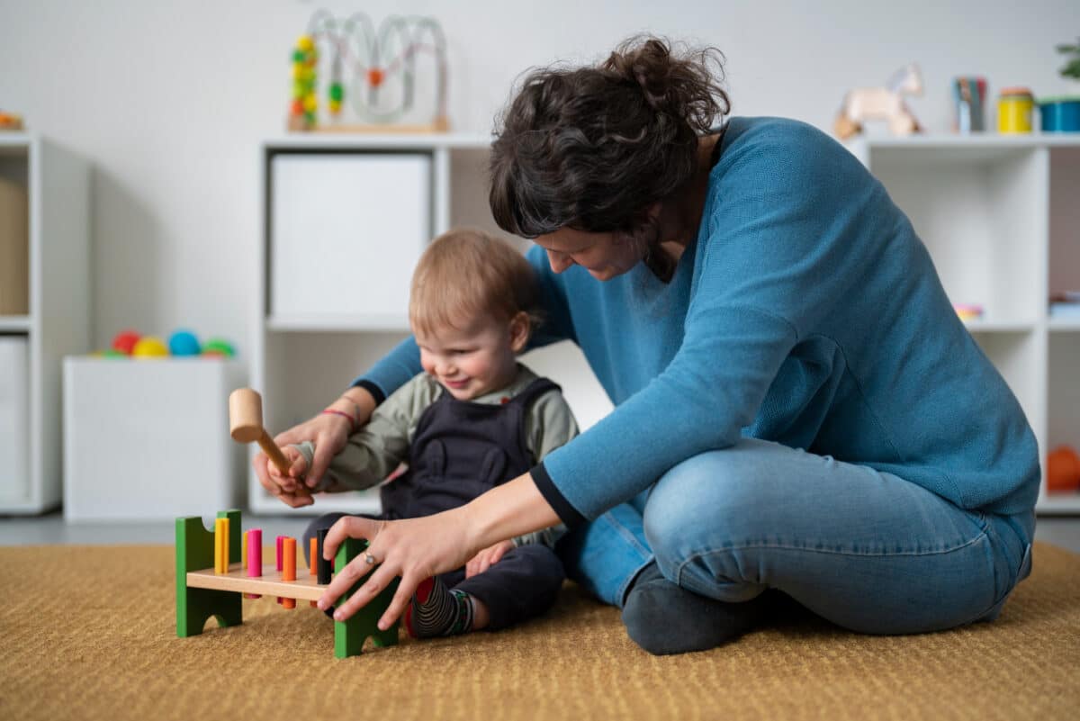 Taper sur des cylindre en bois avec un marteau, cela n'est pas aussi simple pour un jeune enfant dont le cerveau est en développement.