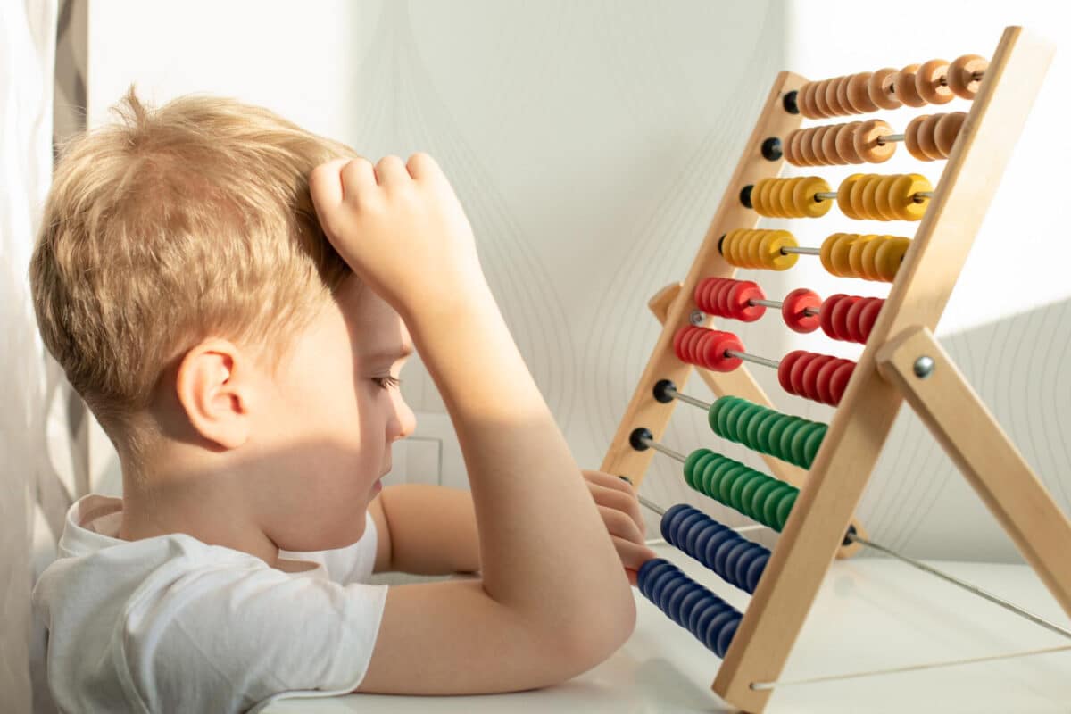 Plus tard, l'enfant peut apprendre à compter et appréhender de nouveaux concepts mathématiques avec des jouets Montessori comme un boulier