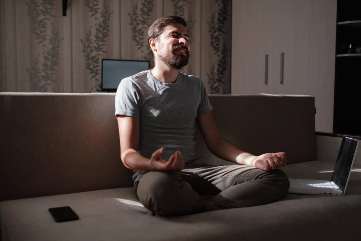 La pratique de la méditation en pleine conscience, seul ou en groupe, peut aider à réduire les symptômes d'un stress post-traumatique