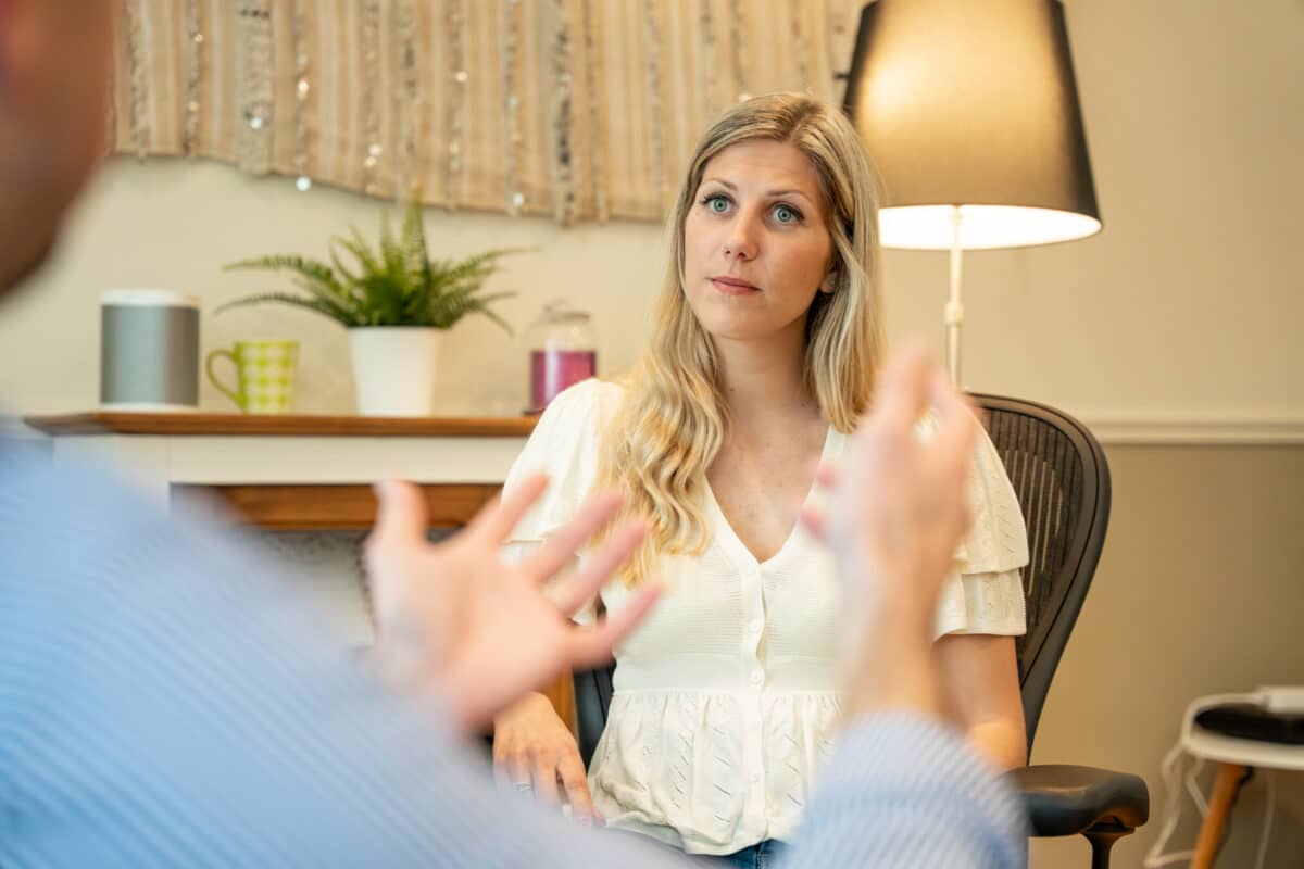 Eve Masselaert dans le cadre d'une séance : confiance et respect sont au coeur de sa pratique
