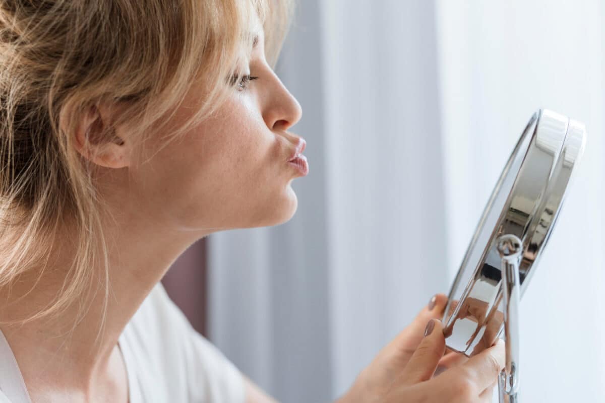 Prendre une minute le matin pour conscientiser les points positifs dans votre vie est la voie du bonheur basé sur de petites choses