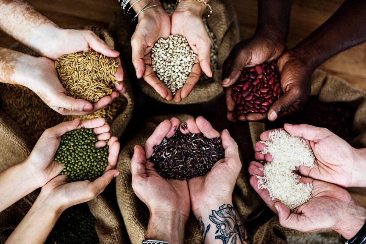 Quinoa, graines de chia ou encore curcuma apportent tous de précieux bienfaits associés à une alimentation équilibrée