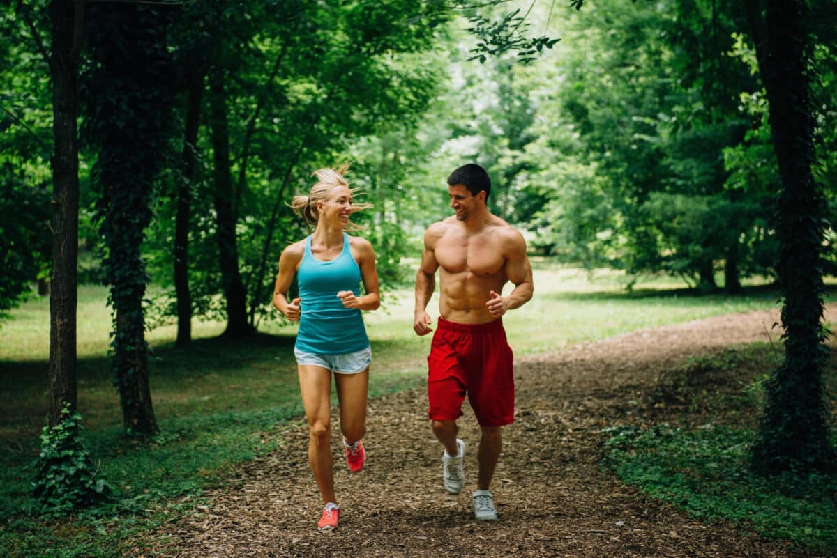 S'entraîner en Zone 2, ou "Endurance Fondamentale", n'est pas si facile : pour maintenir une fréquence cardiaque basse, il faut souvent commencer par trottiner voire marcher.