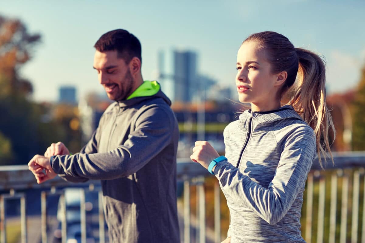 En entraînement fractionné, surveiller ses timings et son rythme cardiaque avec une montre connectée type Garmin, Polar ou Suunto est indispensable