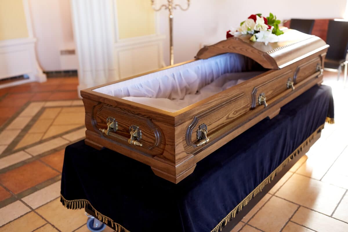 Une douceur symbolique - Le capiton rassure les vivants, mais n'est en rien nécessaire pour le défunt.