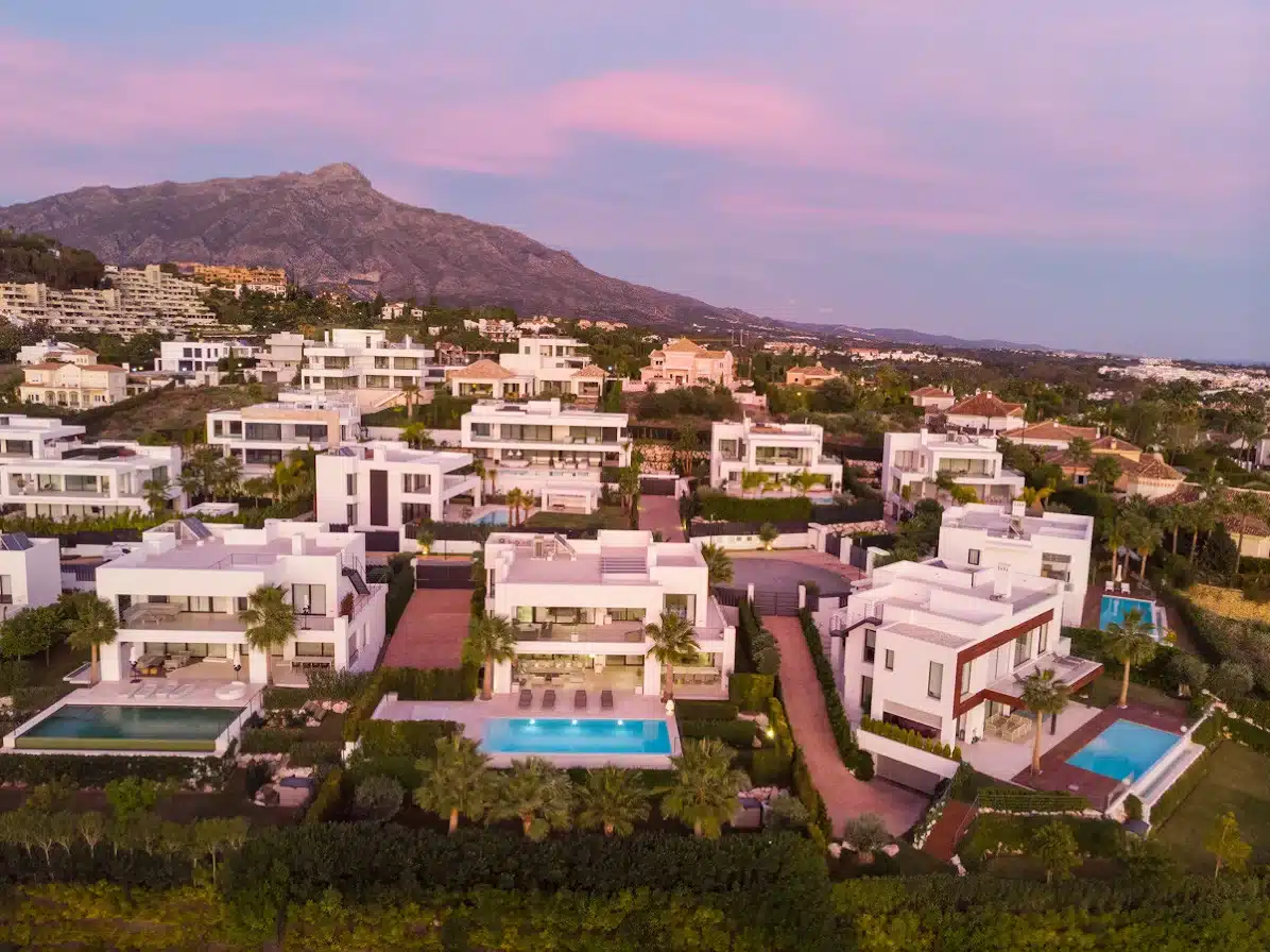 A Marbella, en Espagne, des villas achetées à prix d'or par des proches du pouvoir russe: derrière ces façades luxueuses, c'est de l'argent blanchi qui échappe à l'impôt...et manque aux hôpitaux, aux écoles et aux services publics européens.