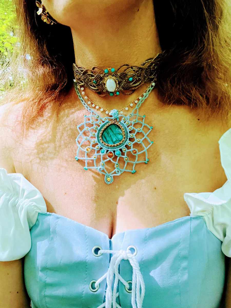 Ces bijoux en micro-macramé et pierres naturelles sont inspirés des univers enchantés et magiques : la nature et les êtres de la nature, les elfes, les fées...